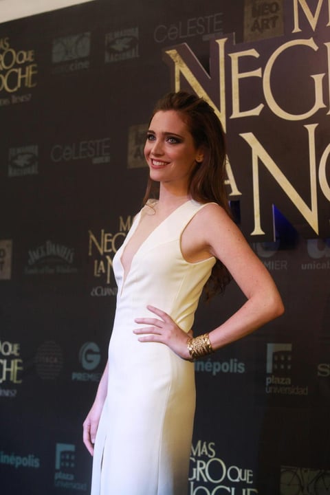 La actriz Ona Casamiquela acudi&oacute; a la alfombra como parte del elenco de la cinta.