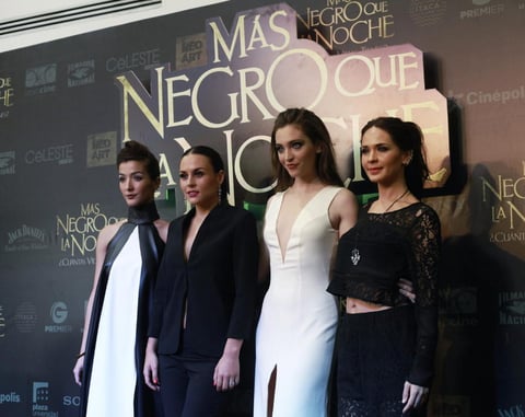 Las mexicanas Er&eacute;ndira Ibarra, Zuria Vega, Ona Casamiquela y Adriana Louvier presentaron la nueva versi&oacute;n del cl&aacute;sico mexicano "M&aacute;s negro que la noche"