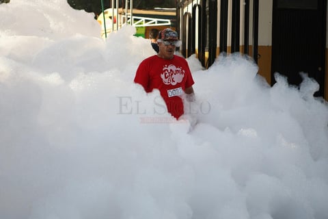 El punto de partida fue el puente Baluartito, en donde los corredores estuvieron listos para la salida para la carrera de convivencia, en donde la alegr&iacute;a y la espuma fueron los principales elementos que disfrutaron los participantes.