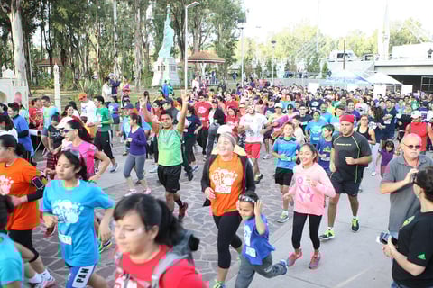 Fiesta atl&eacute;tica con espuma y alegr&iacute;a.