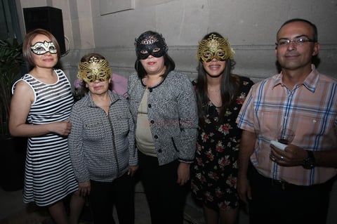 Disfrutando de la velada.