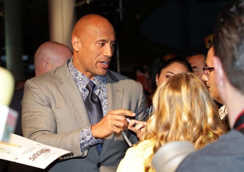 Dwayne Johnson se mostr&oacute; accesible y dedic&oacute; tiempo a sus fans para complacerlos con aut&oacute;grafos y fotos.
