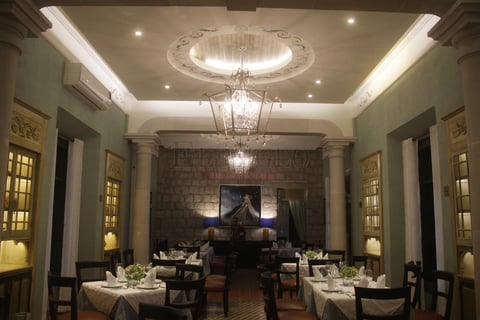 La vieja casona estilo victoriano, estuvo abandonada durante varios años. 
Su remodelación se llevó a cabo en un periodo de un año y medio, apegándose fielmente a la construcción original.