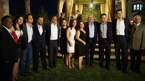 Los asistentes disfrutaron de una velada en la que se les mostró las instalaciones y se ofreció un coctel que incluyó mesa de quesos y de jamón serrano y una selección de vinos de diferentes regiones del mundo.