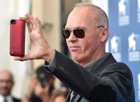 El actor estadounidense Michael Keaton toma una fotograf&iacute;a con su tel&eacute;fono durante el pase gr&aacute;fico de la nueva pel&iacute;cula de I&ntilde;&aacute;rritu, "Birdman".