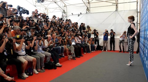 La actriz estadounidense Emma Stone posa para una fotograf&iacute;a durante el pase gr&aacute;fico de la nueva pel&iacute;cula de I&ntilde;&aacute;rritu, "Birdman"