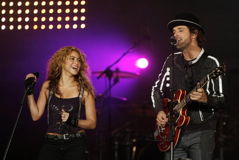 Recordando sus mejores momentos, cuando el int&eacute;rprete realizo un dueto con la famosa cantante Shakira.