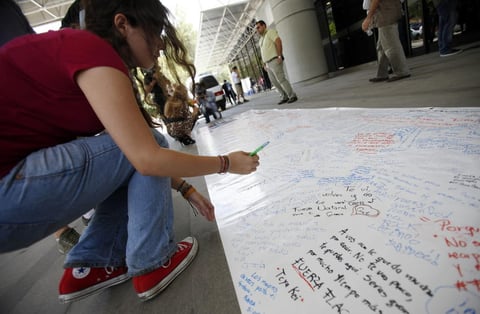 Desde el inicio de su hospitalizaci&oacute;n los seguidores demostraron su afecto llenando de mensajes los alrededores del hospital donde estaba internado.