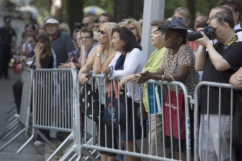 Fot&oacute;grafos captando la llegada de los famosos.