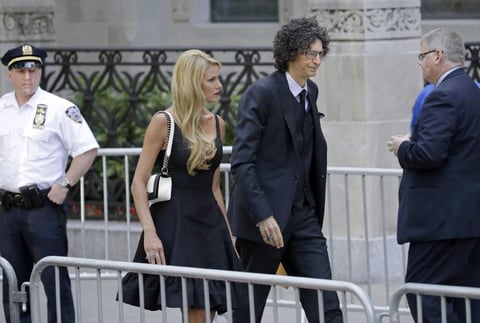 El comediante Howard Stern y su esposa Beth Ostrosky Stern.