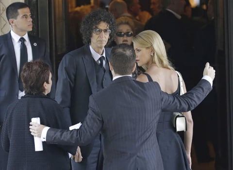 El comediante Howard Stern y su esposa, Beth Ostrosky Stern.