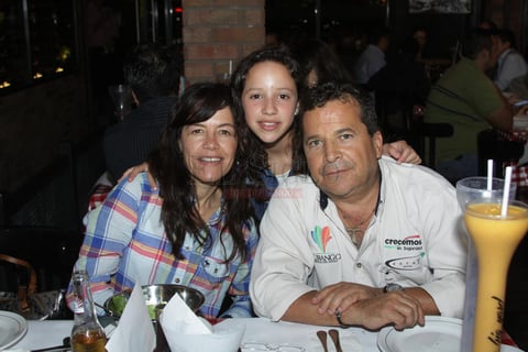 Camilo, Paulina y Martha.
