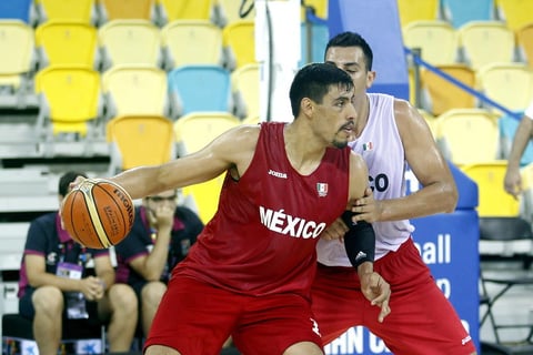 Gustavo con 2,08 metros de estatura juega en la posici&oacute;n de ala-p&iacute;vot.