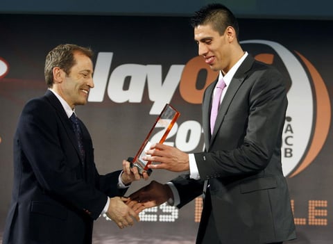 Gustavo Ay&oacute;n recibi&oacute; el premio como Jugador Revelaci&oacute;n de la Temporada 2010-11 de la Liga ACB (Espa&ntilde;a) con el equipo Baloncesto Fuenlabrada.