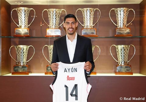 La divisi&oacute;n de baloncesto del Real Madrid ha fichado al jugador mexicano Gustavo Ay&oacute;n, donde portar&aacute; el n&uacute;mero 14, al igual que Javier 'Chicharito' Hern&aacute;ndez.