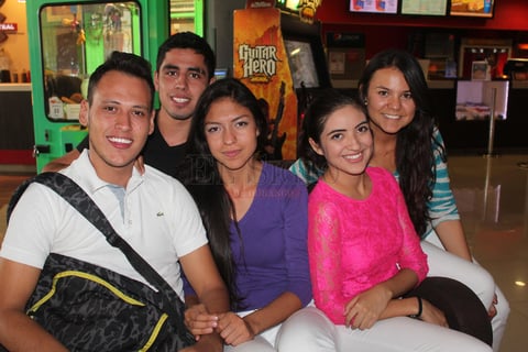 Eduardo, Jonathan, Valeria, Flor y Mónica.