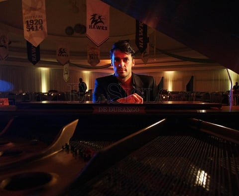 El pianista duranguense, Jorge Viladoms Weber, engalanó la noche con un concierto.