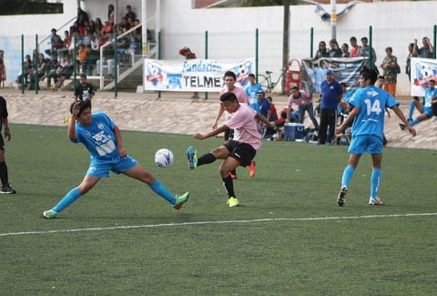 El campo de pasto sint&eacute;tico de la Unidad Jos&eacute; Revueltas recibi&oacute; las dos primeras finales de estatales de este certamen, en donde el term&oacute;metro se mantuvo en su m&aacute;ximo nivel.