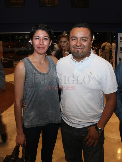 Amigos disfrutaron de una noche de cine.