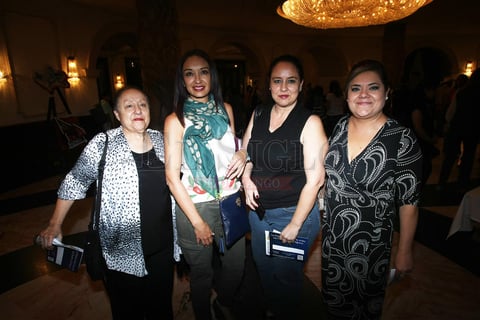 Amigas difrutaron de una noche de teatro.