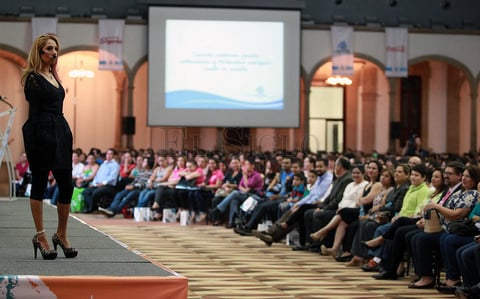 Mostró su testimonio de esperanza, mediante la conferencia que ofreció.