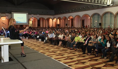 Adriana Macías dictó conferencia 100% Actitud Positiva.