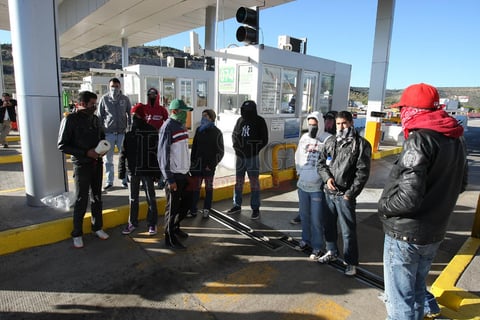 Simult&aacute;neamente, los estudiantes de la Normal de Aguilera tomaron las primeras casetas de cobro de las autopistas Durango-Torre&oacute;n y Durango-Mazatl&aacute;n, donde permitieron el paso vehicular a cambio de una cooperaci&oacute;n; esta acci&oacute;n la hab&iacute;an tambi&eacute;n realizado hace unos d&iacute;as.