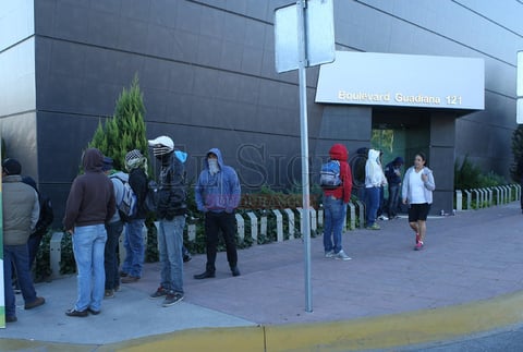 Con los rostros encapuchados, los normalistas colocaron cadenas en las puertas de acceso a los canales locales 10 y 12, en este &uacute;ltimo edificio se encuentra tambi&eacute;n el peri&oacute;dico El Sol de Durango