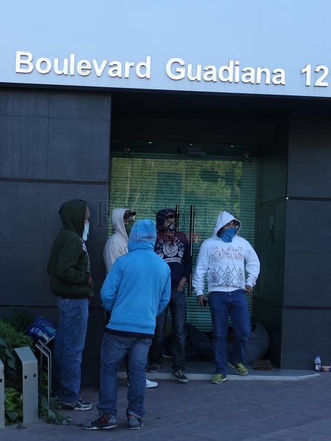 Con los rostros encapuchados, los normalistas colocaron cadenas en las puertas de acceso a los canales locales 10 y 12, en este &uacute;ltimo edificio se encuentra tambi&eacute;n el peri&oacute;dico El Sol de Durango.