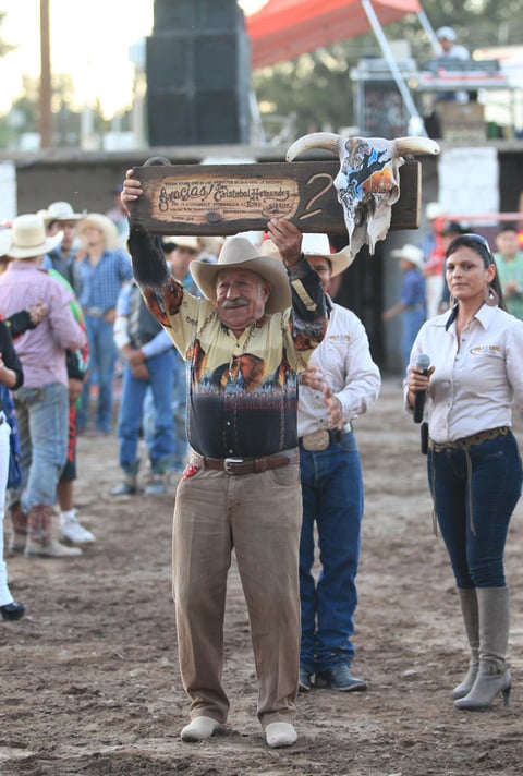 Crist&oacute;bal Hern&aacute;ndez fue galardonado por motivo de su gran trayectoria tanto en la charrer&iacute;a, como en pel&iacute;culas western y el mismo rodeo.
