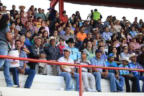 El escenario se lleno con un p&uacute;blico entusiasta que presenci&oacute; el evento.