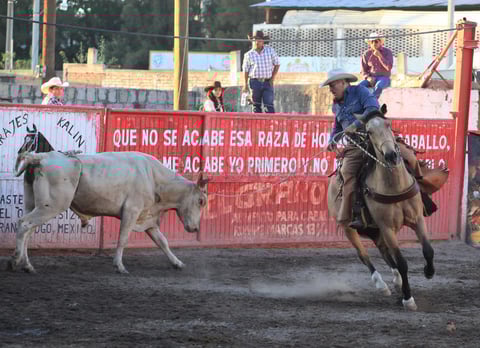 Vaqueros, damas, payasos peleadores fueron parte del show.