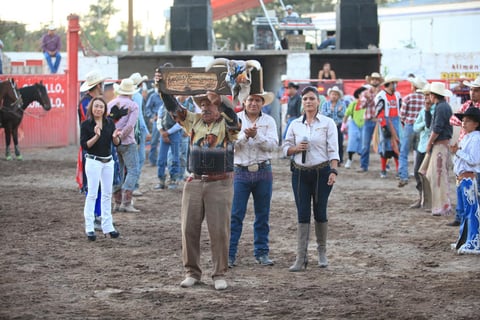 Crist&oacute;bal Hern&aacute;ndez fue reconocido por los vaqueros de Wild Ride.