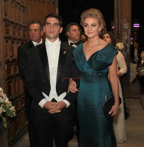 El novio con su mamá Nora García del Toro.