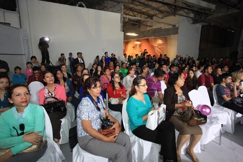 El centro comercial mostró una gran asistencia con jóvenes y adultos que presenciaban el evento.