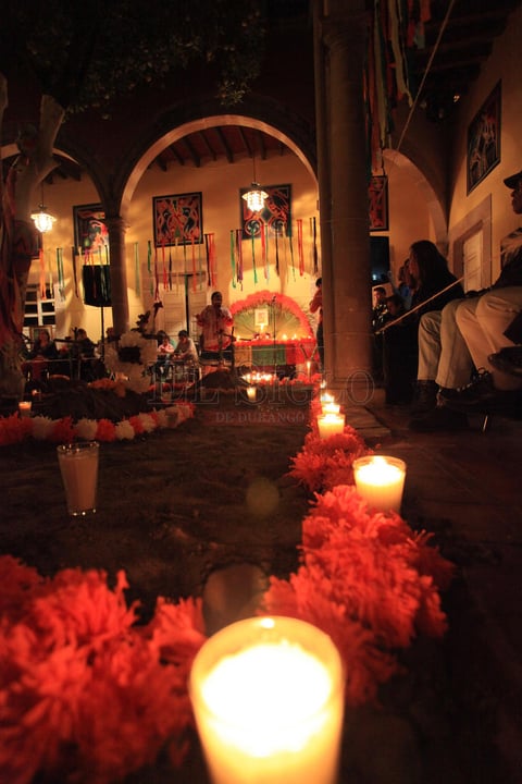 Al finalizar, la audiencia disfrut&oacute; del tradicional pan de muerto, tamales y champurrado.