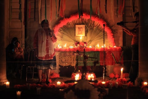 Durante la ceremonia, se explic&oacute; c&oacute;mo la cultura tepehuana despide a sus muertos y qu&eacute; elementos componen un pante&oacute;n tepehuano.