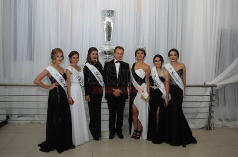 Las reinas de los comités con el presidente del Club Campestre.