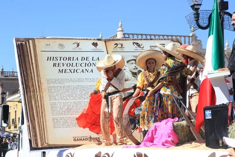 Como es tradicional en estos desfiles, tambi&eacute;n participaron los ganadores con el Premio Estatal del Deporte 2014, quienes recibir&aacute;n su galard&oacute;n el pr&oacute;ximo jueves.