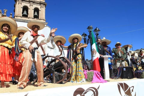 Las familias congregadas apreciaron por espacio de media hora el paso de m&aacute;s de 40 carros aleg&oacute;ricos, las bandas de guerra y grupos de estudiantes de escuelas de los diferentes niveles educativos, con un saldo blanco seg&uacute;n reportaron las autoridades locales.