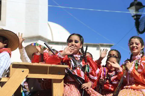 Las familias congregadas apreciaron por espacio de media hora el paso de m&aacute;s de 40 carros aleg&oacute;ricos, las bandas de guerra y grupos de estudiantes de escuelas de los diferentes niveles educativos, con un saldo blanco seg&uacute;n reportaron las autoridades locales.