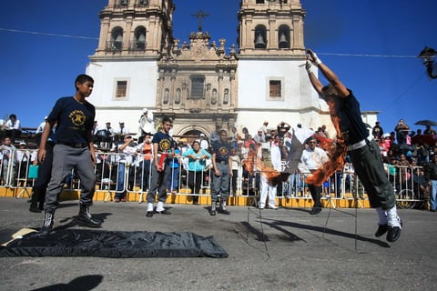 El templete de las autoridades y las gradas principales fueron instaladas en la avenida 20 de Noviembre, justo a la altura de la Catedral Bas&iacute;lica Menor y de la Plaza de Armas.