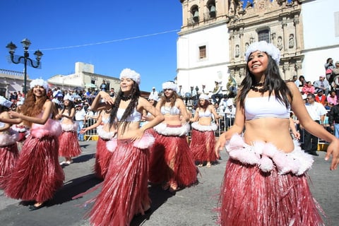 Paulatinamente, fueron desfilando los camiones aleg&oacute;ricos que fueron elaborados por diferentes instituciones con el motivo del 104 aniversario.