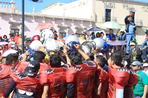 Paulatinamente, fueron desfilando los camiones aleg&oacute;ricos que fueron elaborados por diferentes instituciones con el motivo del 104 aniversario.