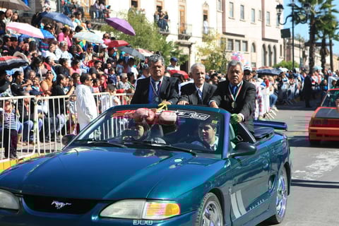 Tambi&eacute;n desfilaron los institutos de cultura con tradicionales bailables y performance alusivos a los h&eacute;roes de la revoluci&oacute;n, como el caudillo duranguense Francisco Villa.