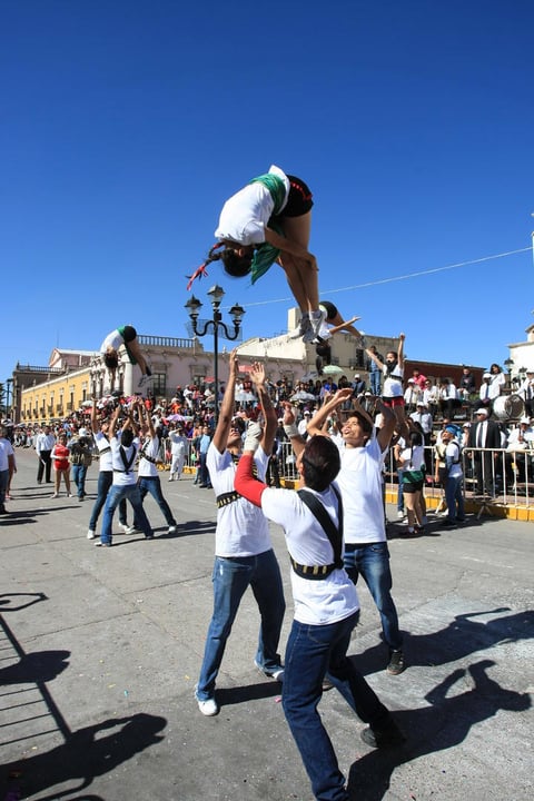 En este tradicional desfile de la Revoluci&oacute;n Mexicana participaron los deportistas del a&ntilde;o 2014 del Instituto Estatal del Deporte, tablas r&iacute;tmicas de escuelas de nivel primaria y secundaria, as&iacute; como carros aleg&oacute;ricos de las instituciones de nivel superior como el ITD, UJED, ByCENED con j&oacute;venes de diferentes disciplinas deportivas.