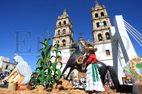 Con m&aacute;s de 40 carros aleg&oacute;ricos, bandas de guerra, deportistas, escuelas, dependencias p&uacute;blicas, escaramuzas y el Ej&eacute;rcito Mexicano, ayer se celebr&oacute; el tradicional desfile del 104 Aniversario de la Revoluci&oacute;n Mexicana.