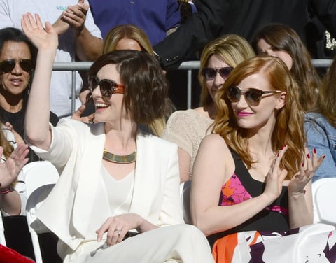 Sus compa&ntilde;eras Anne Hathaway y Jessica Chastain, co-estelares de la cinta Interestelar hicieron acto de presencia.