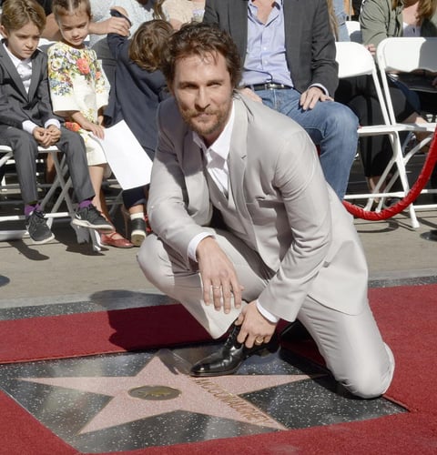 Matthew McConaughey devel&oacute; la estrella con su nombre en el paseo de la fama de Hollywood.