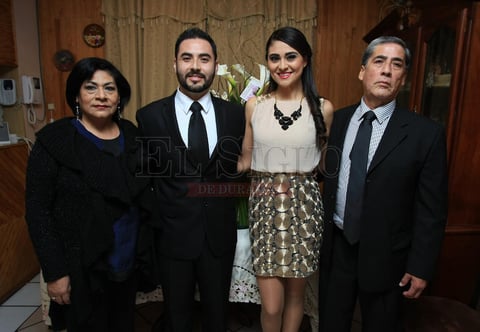 El novio llegó con sus papás, Irma Escárzaga y Eduardo Almaraz.